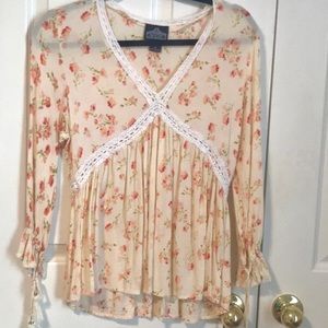 🦄3/$20🦄Beautiful Angie Floral Print Top